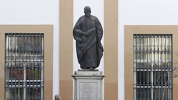 Monumento a Luis de Góngora en la plaza de la Trinidad