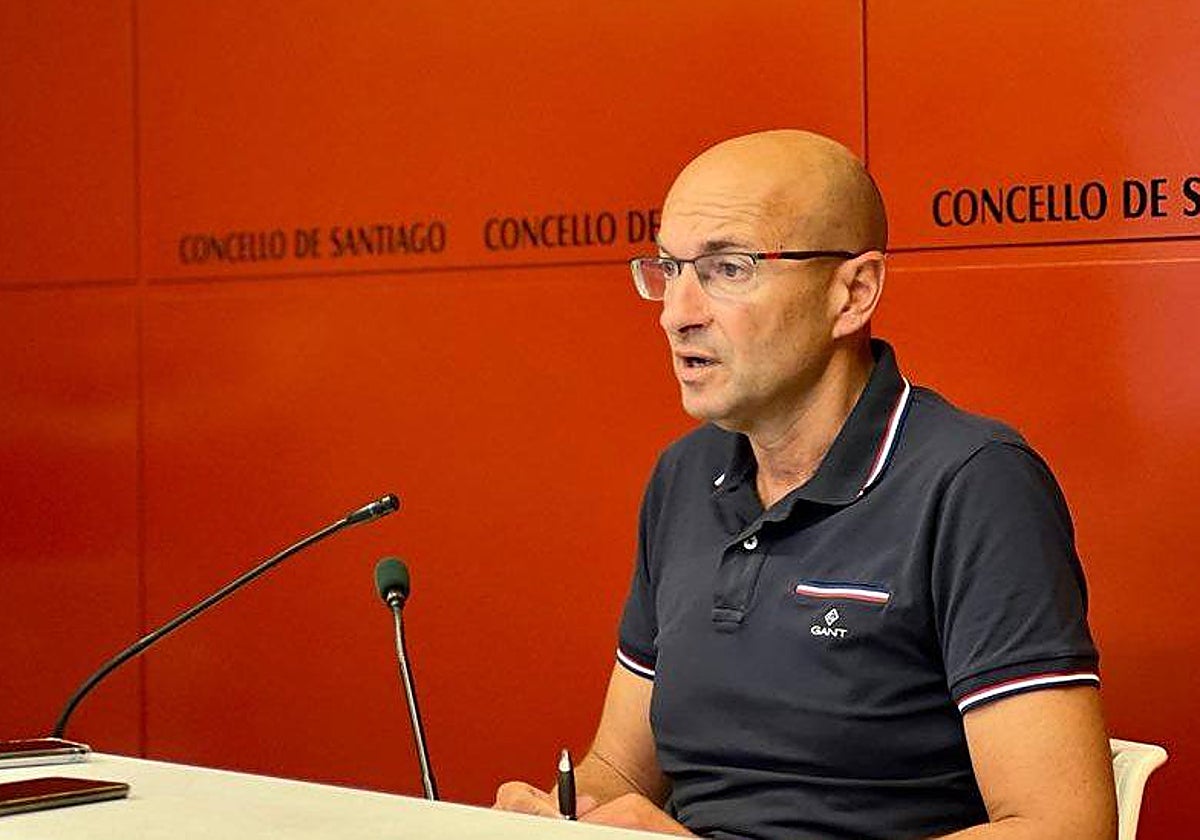 Gonzalo Muíños, portavoz del PSdeG en Santiago, durante una rueda de prensa en julio