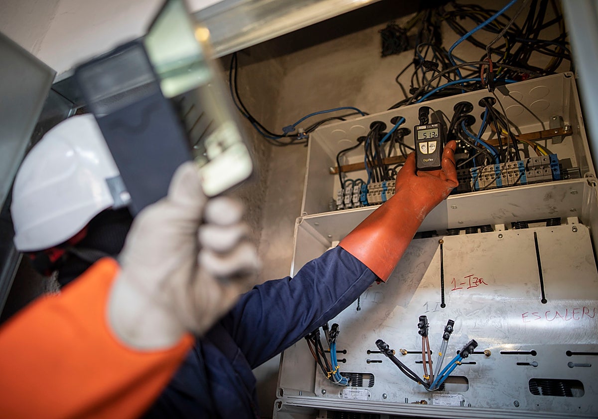 Actuación contra un enganche ilegal de luz en el distrito Norte de Granada.