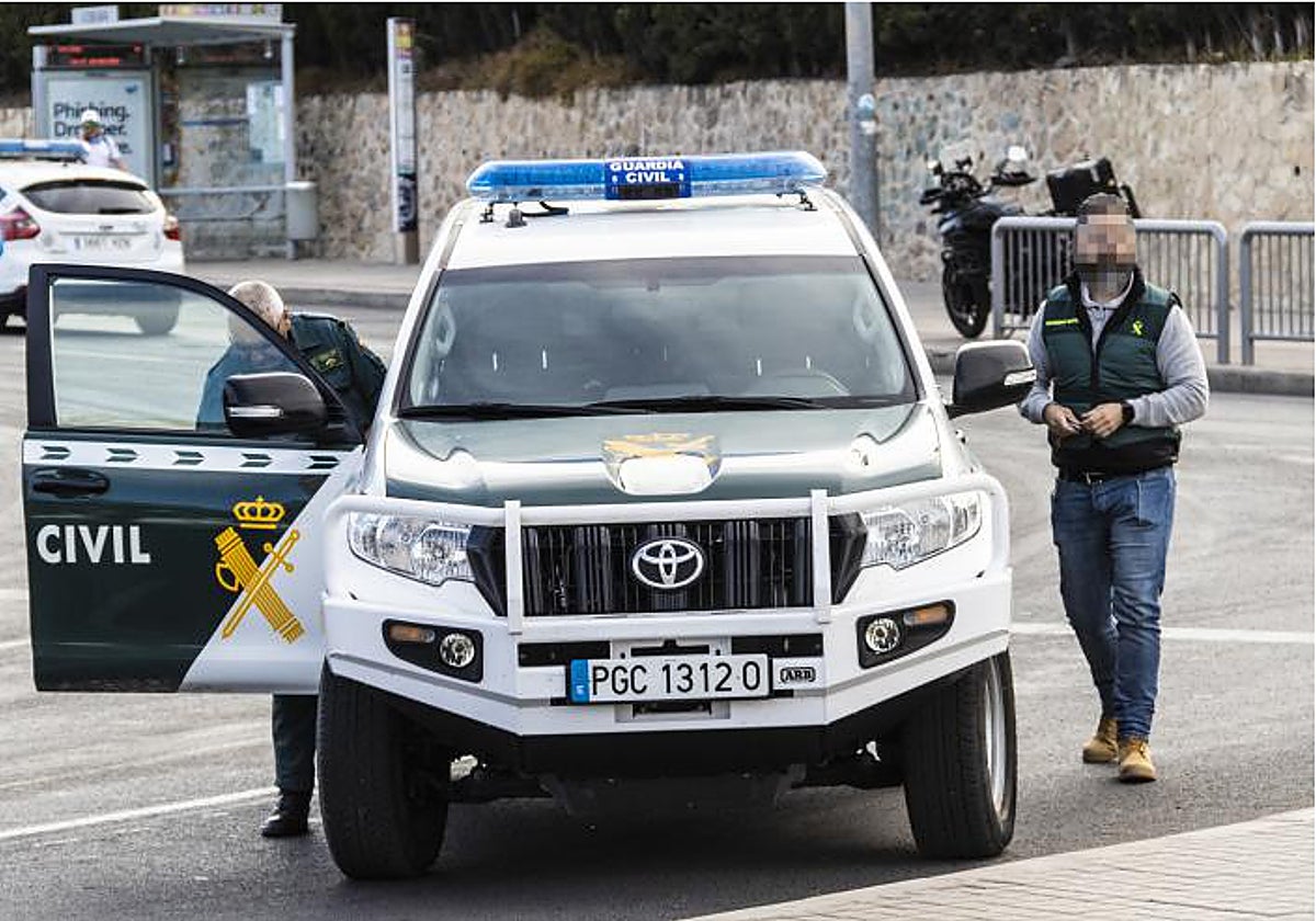 Imagen de archivo de dos agentes de la Guardia Civil