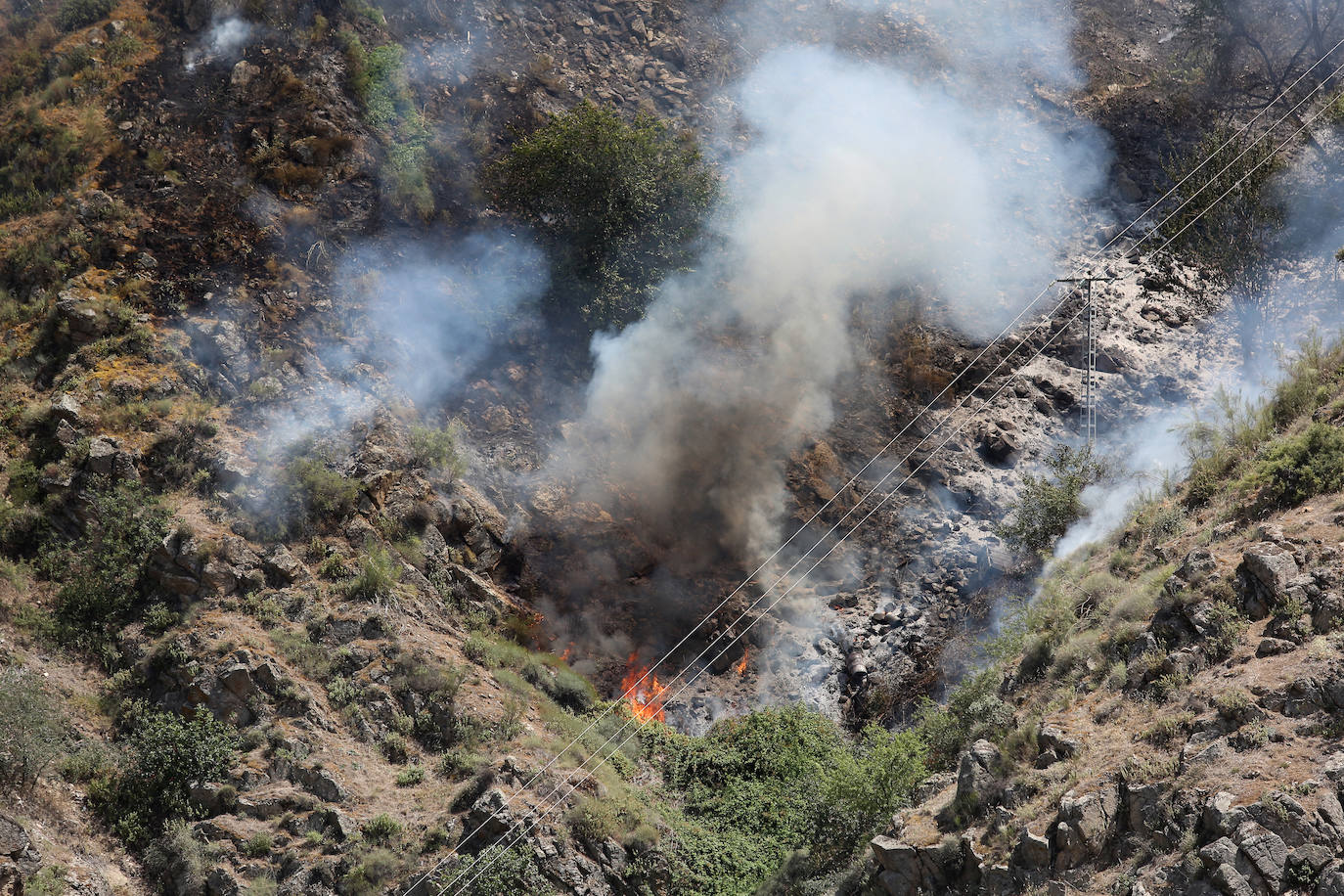 En imágenes, las labores de extinción del incendio declarado en el Valle