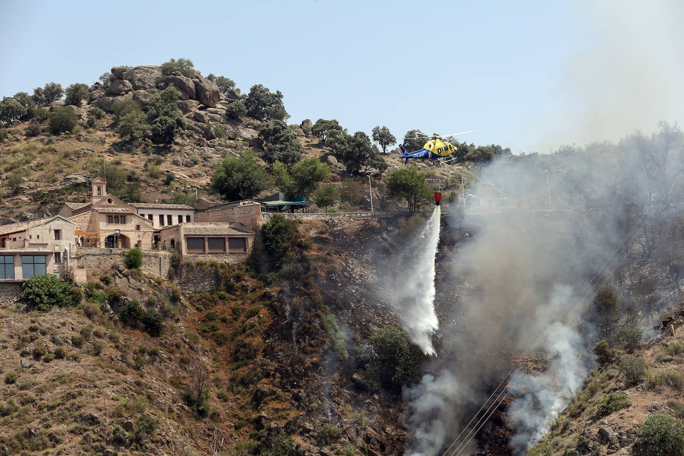 En imágenes, las labores de extinción del incendio declarado en el Valle