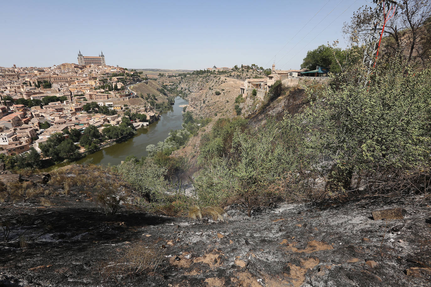 En imágenes, las labores de extinción del incendio declarado en el Valle