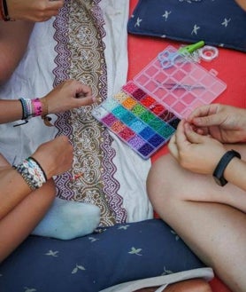 Imagen secundaria 2 - Las primeras fans en llegar al recinto donde acamparán hasta el viernes matan el tiempo haciendo pulseras, jugando a las cartas y viendo vídeos de One Direction