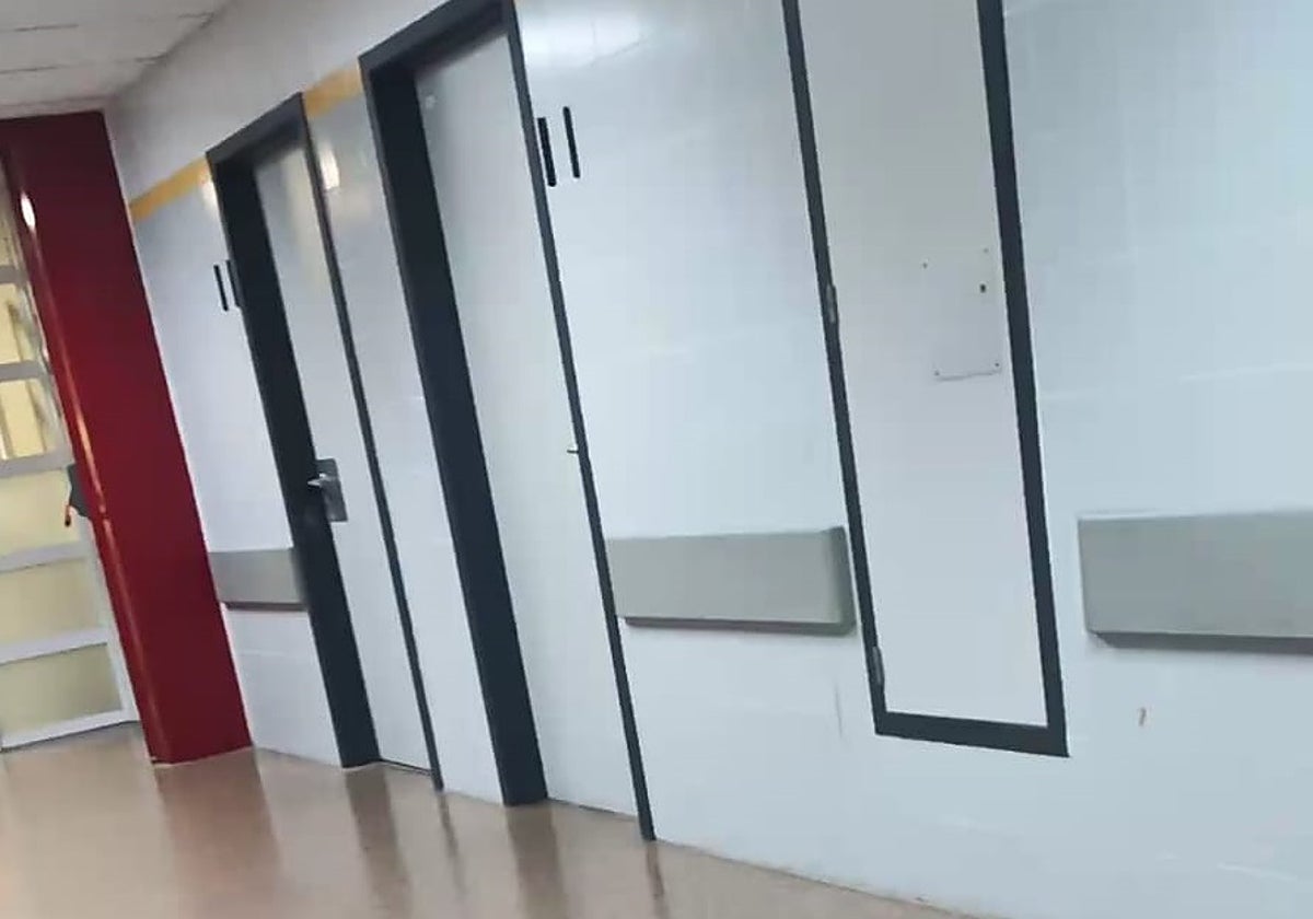 Imagen de vestuarios sin rotular en el hospital de Alzira (Valencia)