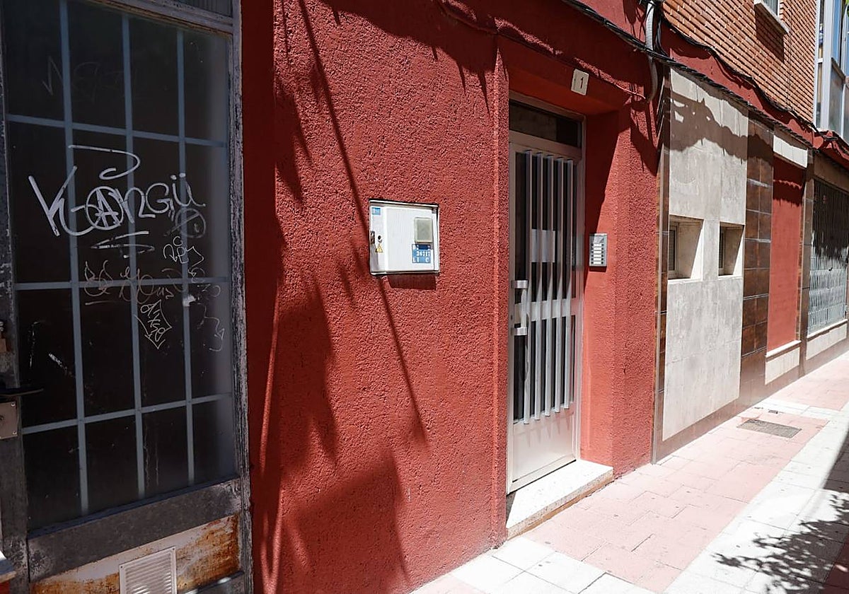 Portal de la mujer detenida en una operación antiyihadista en Tudela de Duero (Valladolid)