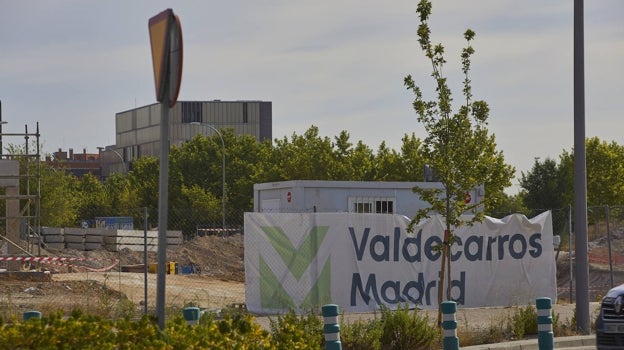 Carteles con el nombre de Valdecarros Madrid, en el perímetro de la obra actual