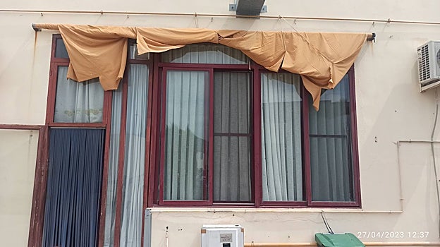 Imagen en detalle del toldo roto en el centro de menores