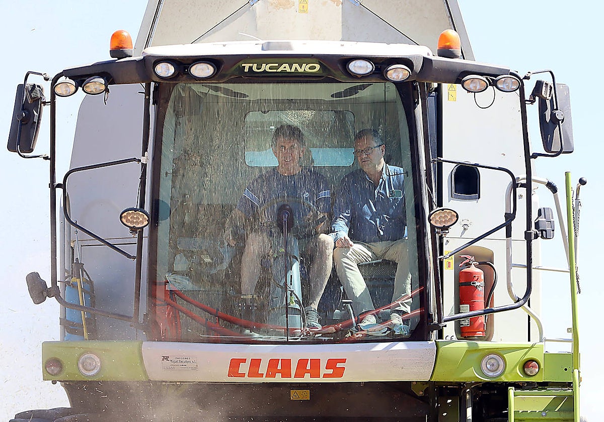 El consejero de Agricultura, Ganadería y Desarrollo Rural en el entorno de Sahagún (León)