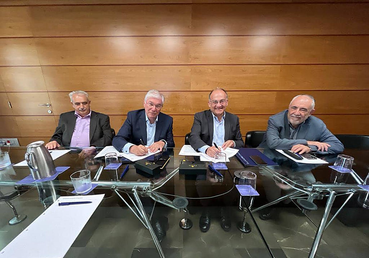 José Manuel Tofiño y Joan Calabuig durante la firma del protocolo