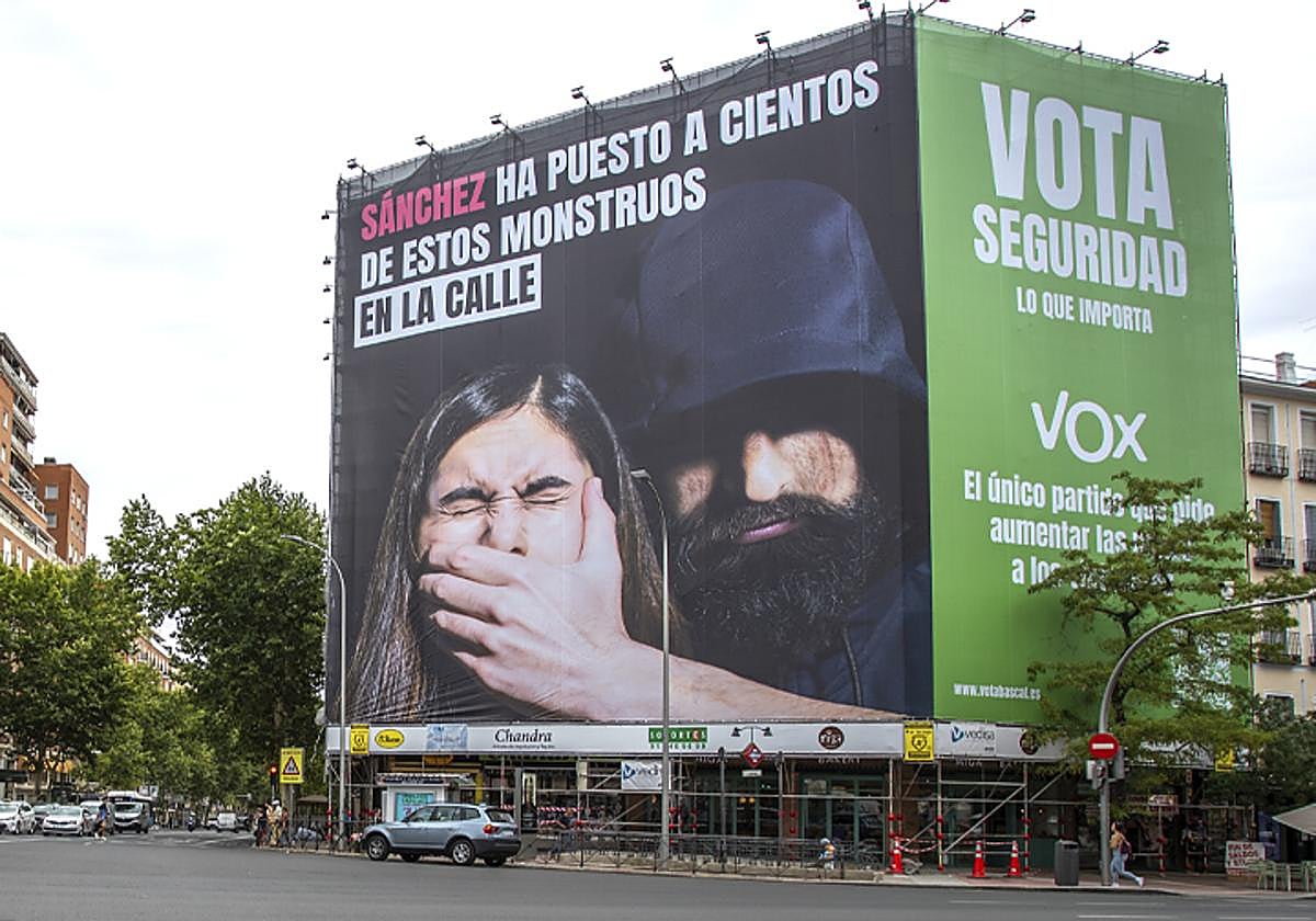 Vox cuelga una nueva lona en Madrid: «Sánchez ha puesto a cientos de monstruos en la calle»