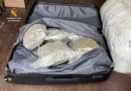 Detienen a un hombre por intentar enviar cinco kilos de marihuana envasada al vacío en una maleta a Rumanía