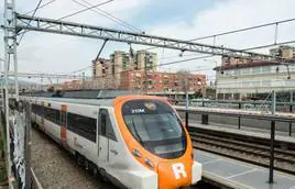 Dos trenes de pasajeros y uno de mercancías, parados en Vimbodí (Tarragona) por una incidencia