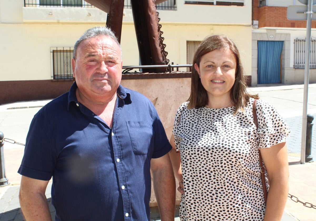 Valentina Cabra junto al vicepresidente Anastasio Yébenes,