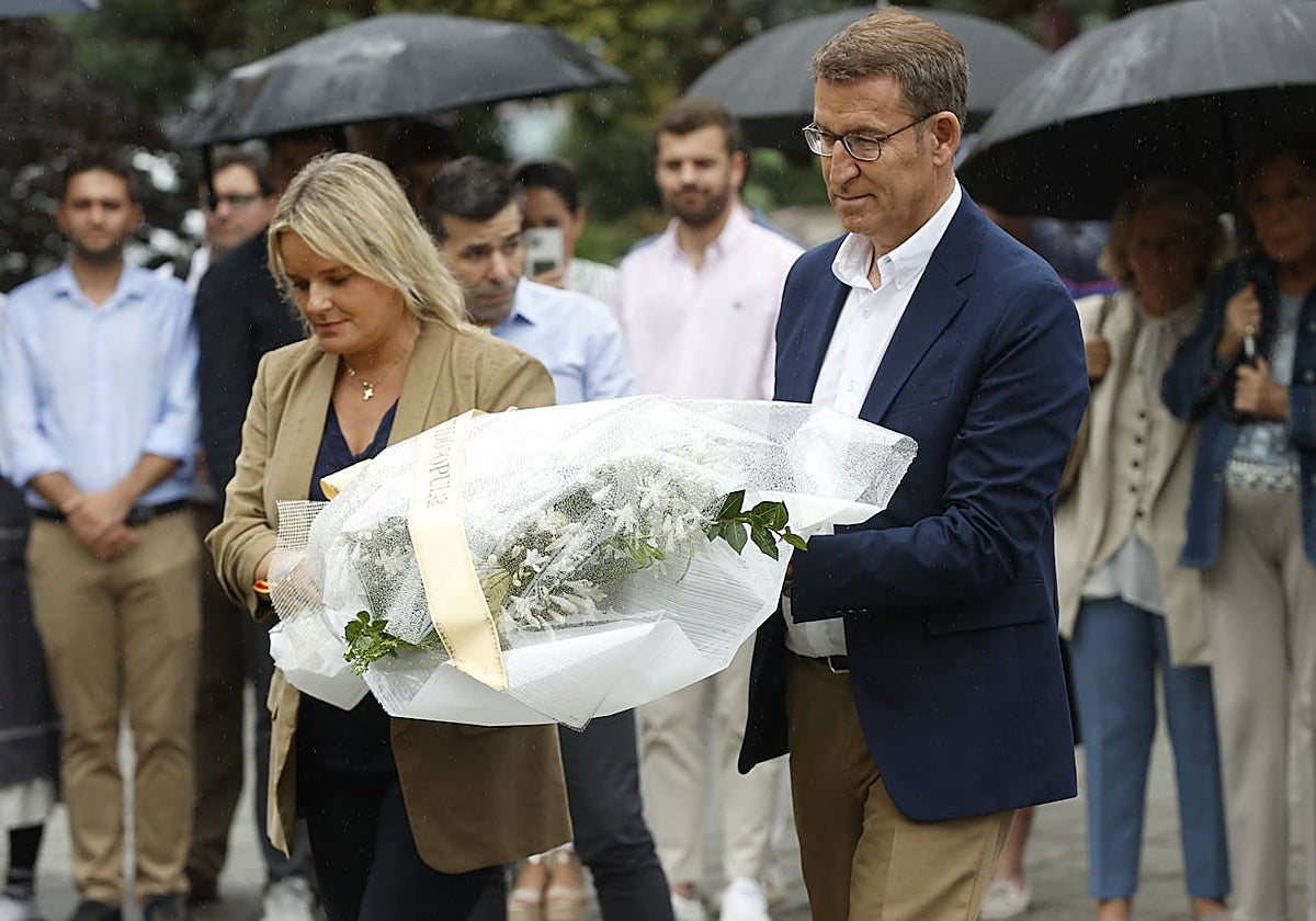 Marimar Blanco y Alberto Núñez Feijóo depositan un ramo en memoria de Miguel Ángel Blanco