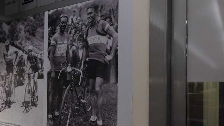 El valenciano Salvador Cardona, entre los ciclistas homenajeados en la exposición fotográfica de Renfe «Etapa reina, objetivo París»