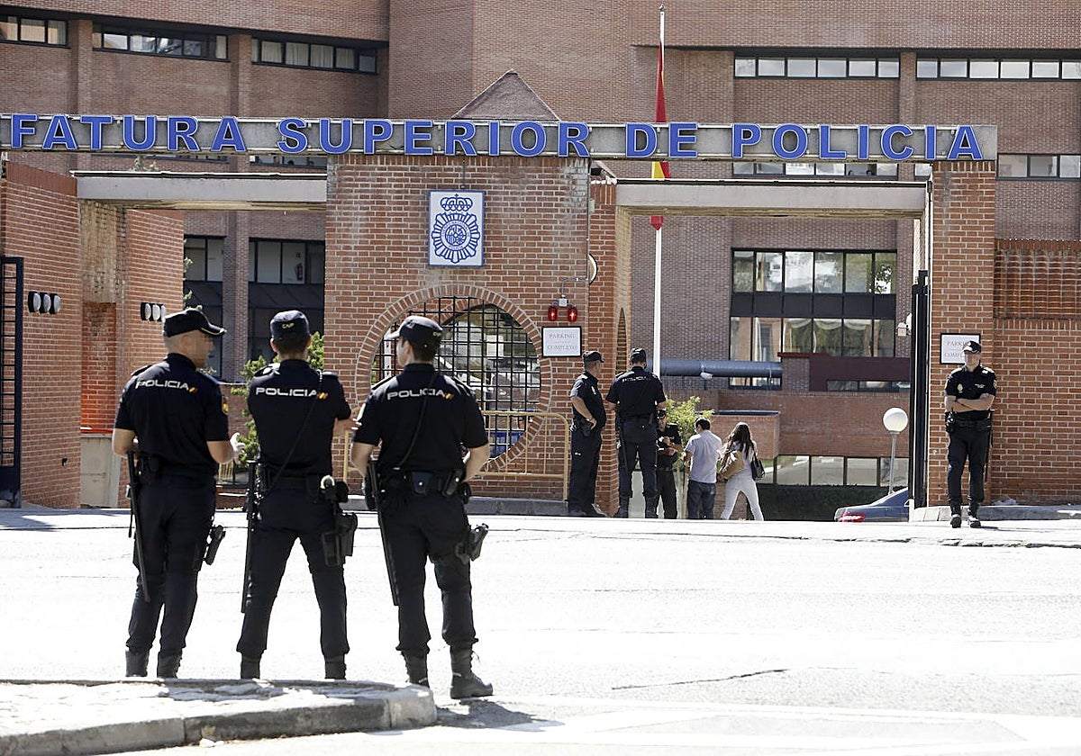 Agentes de Policía Nacional, frente a la Jefatura Superior de Madrid