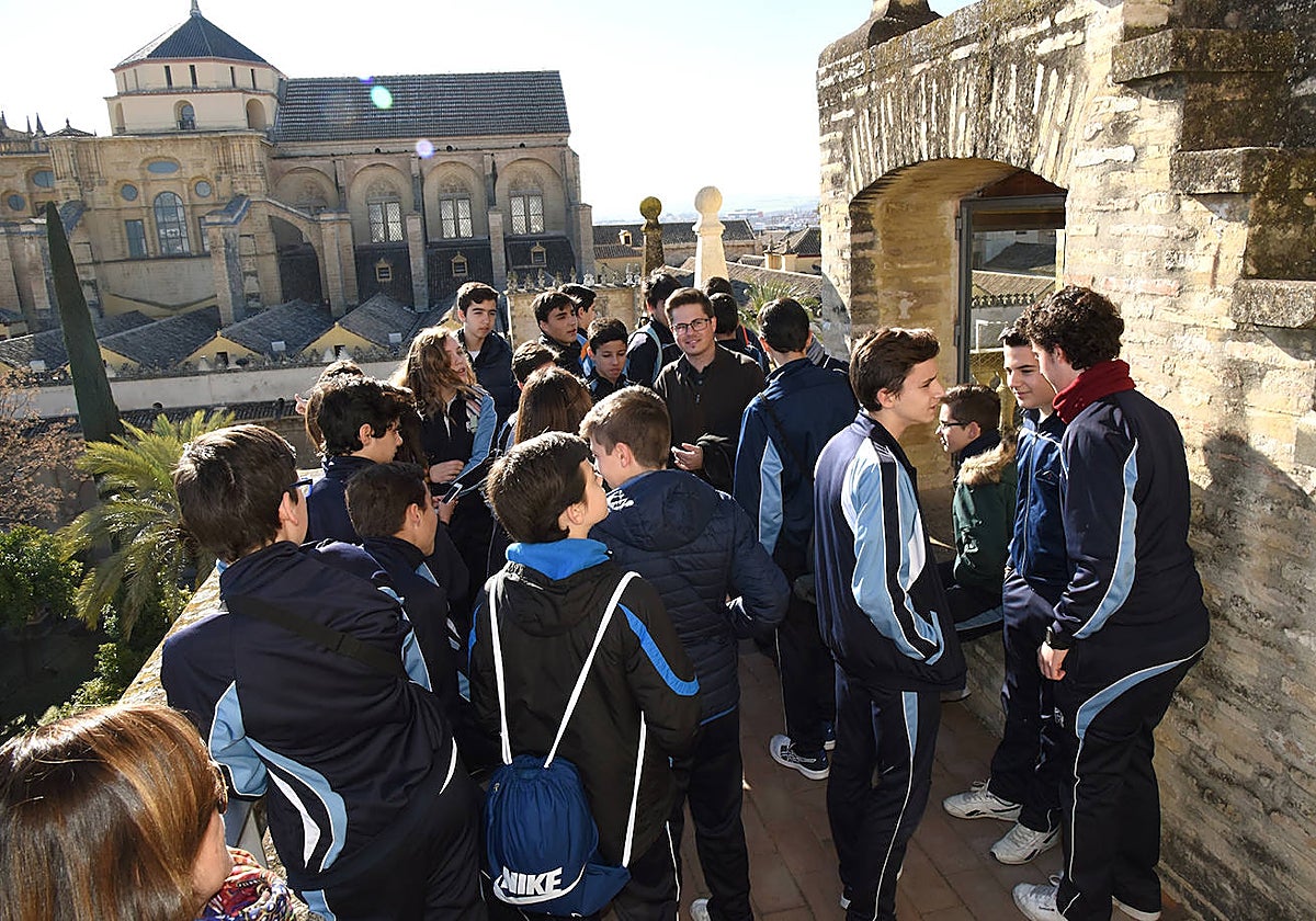 Jóvenes, en la torre, con la Mezquita-Catedral de fondo