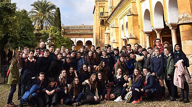 Grupo de jóvenes, en el Patio de los Naranjos