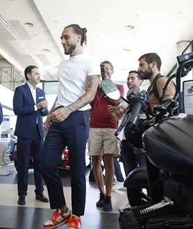 Imagen secundaria 2 - Dragisa Gudelj ha vivido un momento emotivo tras renovar con el Córdoba después de sufrir un desvanecimiento en pleno partido