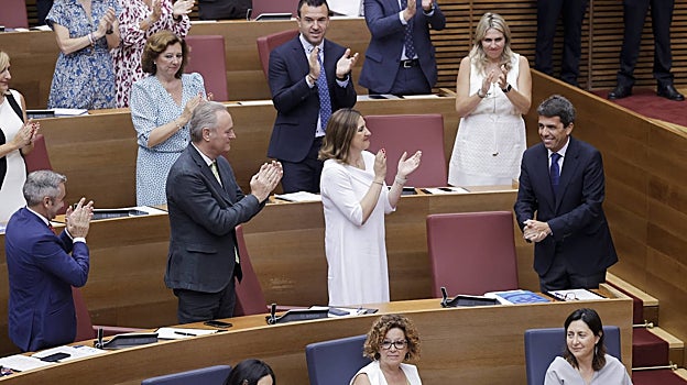 Imagen de la bancada del PP aplaudiendo a Carlos Mazón a su entrada este jueves al hemiciclo de las Cortes Valencianas