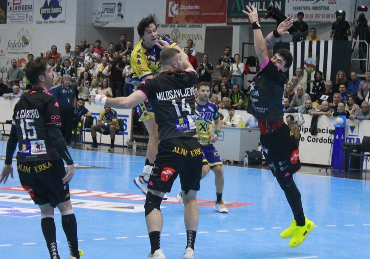 Luisfe Reina intenta un lanzamiento durante un partido ante el Ademar León