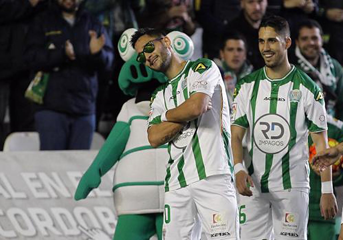 Florin Andone celebra un gol con el Córdoba con las gafas de sol puestas