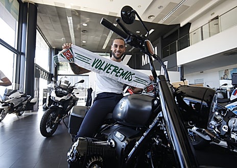 Imagen secundaria 1 - Dragisa Gudelj ha vivido un momento emotivo tras renovar con el Córdoba después de sufrir un desvanecimiento en pleno partido