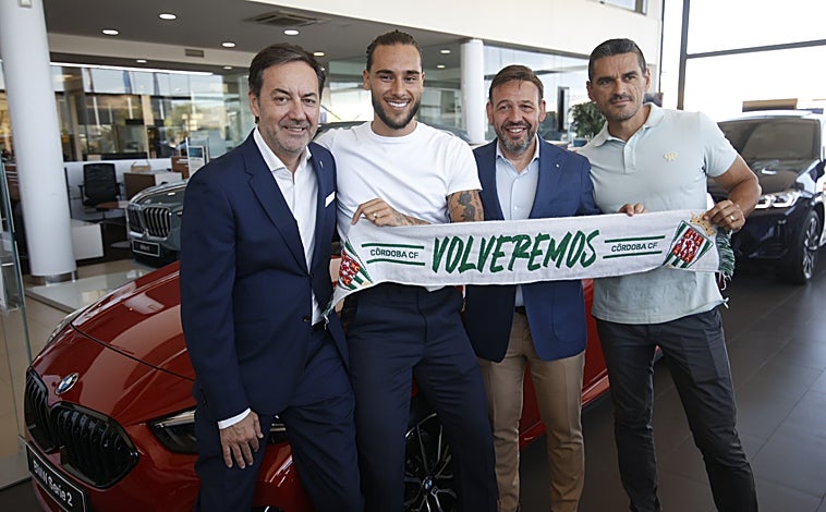 Imagen principal - Dragisa Gudelj ha vivido un momento emotivo tras renovar con el Córdoba después de sufrir un desvanecimiento en pleno partido