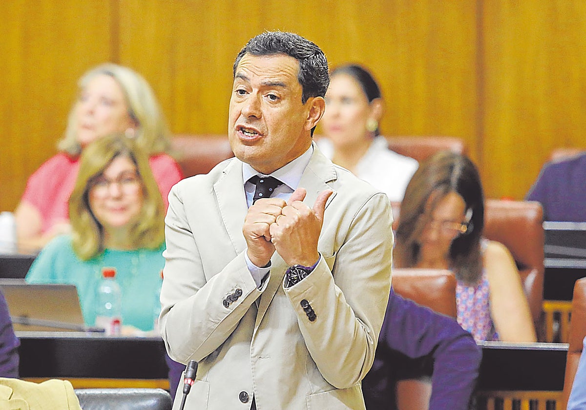 Juanma Moreno, presidente de la Junta, ayer en el Parlamento de Andalucia
