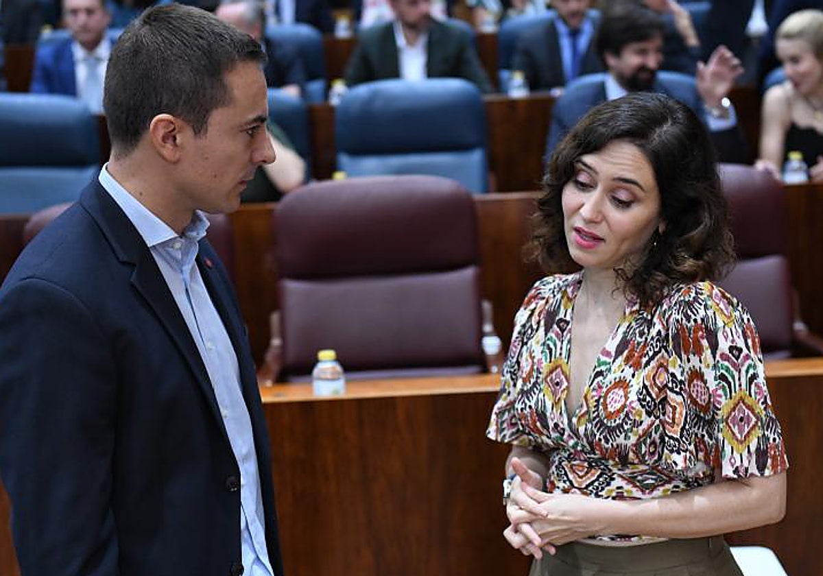 Isabel Díaz Ayuso charla con Juan Lobato a su llegada al Pleno