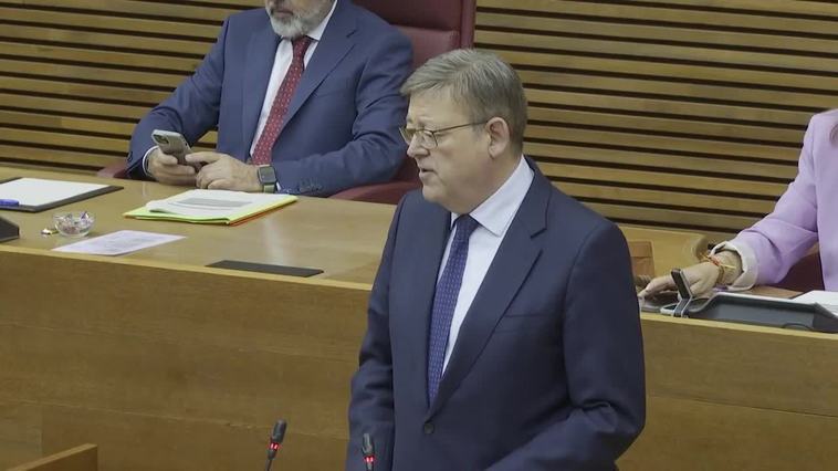 Puig inicia su intervención con un minuto de silencio por el crimen de Antella en Les Corts
