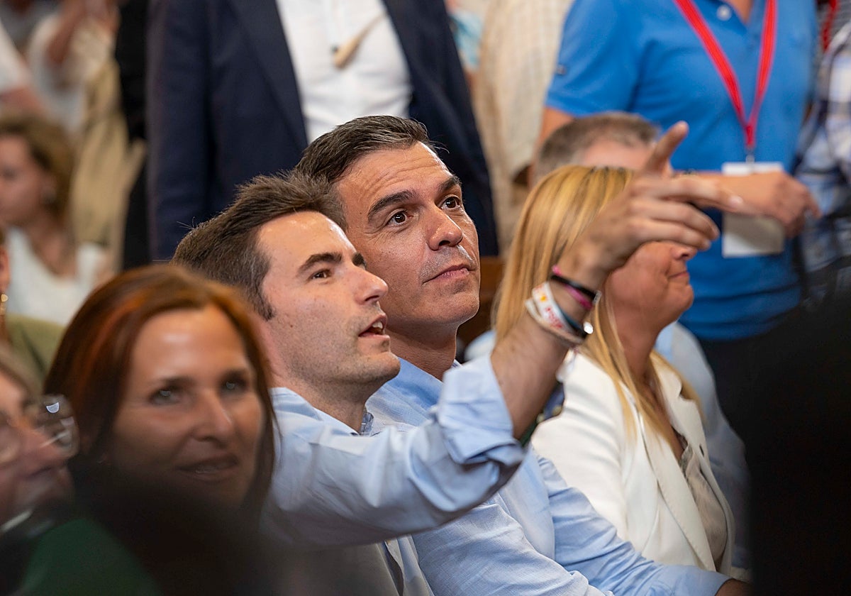 Pedro Sánchez, junto al número uno por Cantabria, Pedro Casares, este jueves en Santander