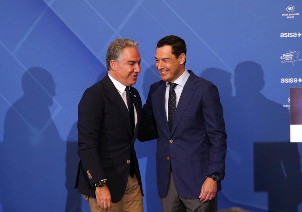 Elías Bendodo, con Juanma Moreno, que le ha presentado en el desayuno