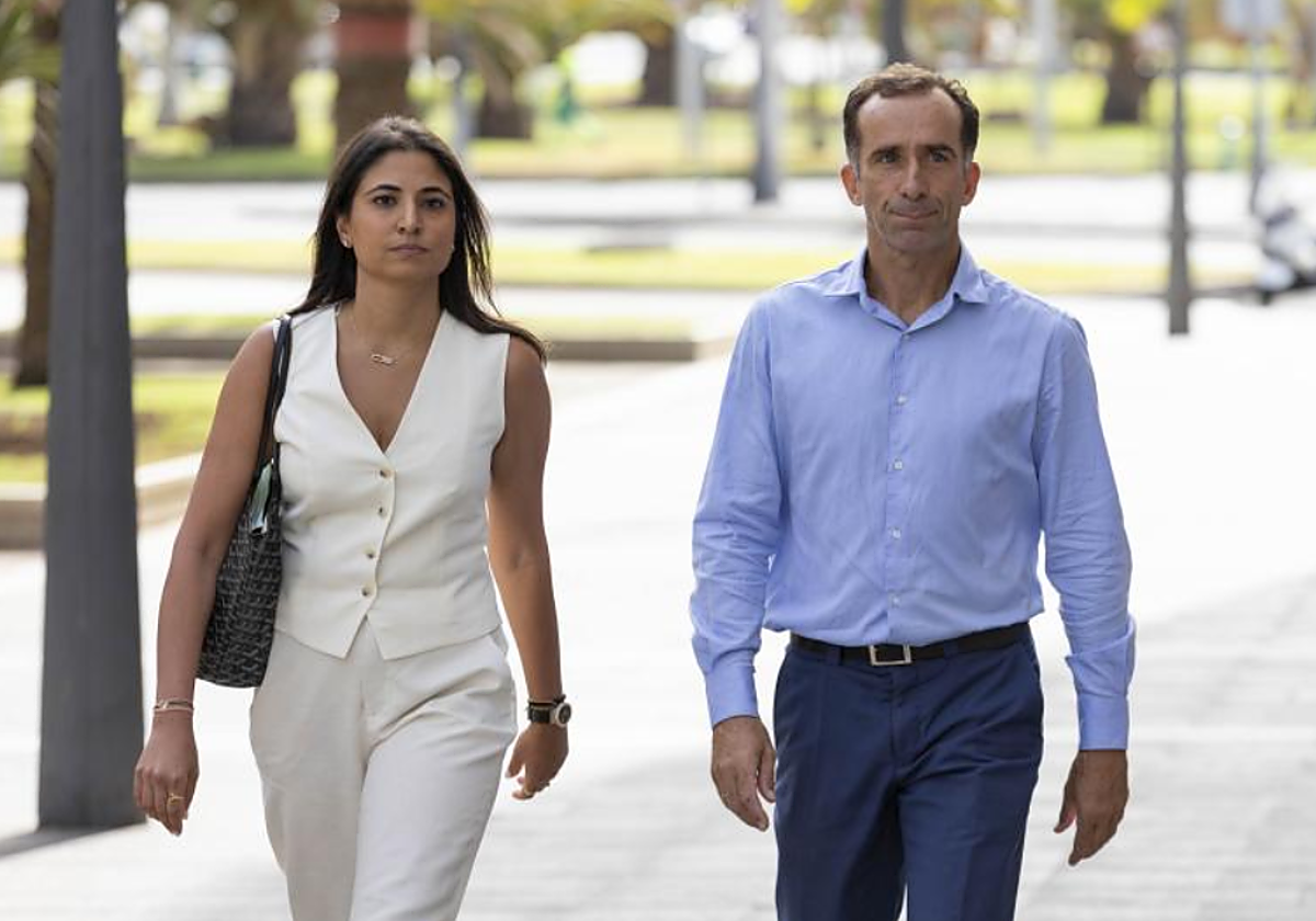 El viceconsejero del Sector Primario, Álvaro de la Bárcena (d), llega al Palacio de Justicia de Tenerife