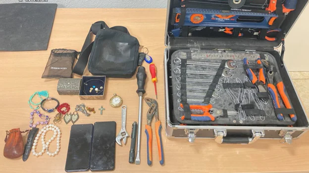 Imagen del kit de herramientas y varios objetos sustraídos que ya han sido recuperados por la Guardia Civil