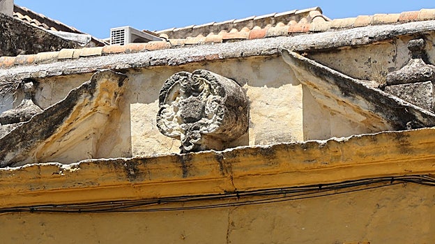 Escudo en la portada de la desaparecida iglesia