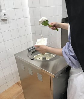 Imagen secundaria 2 - Imágenes de las religiosas preparando sus helados artesanales