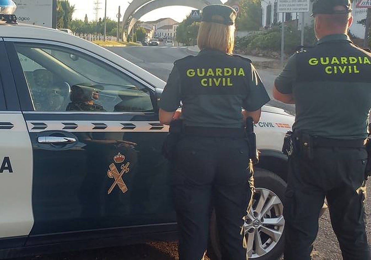 Dos agentes de la Guardia Civil en una imagen de archivo