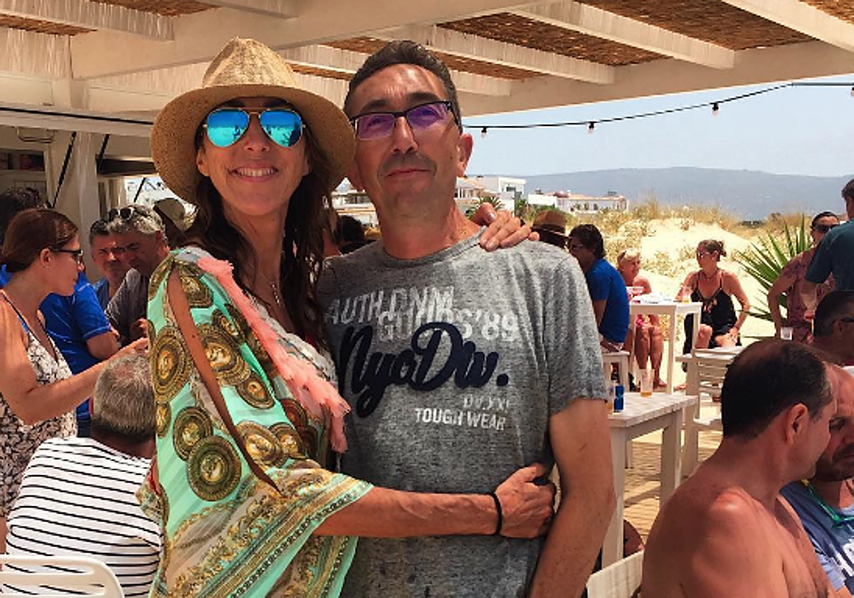 Paz Padilla con su hermano Luis en el chiringuito 'Trompeta Beach' que este regentaba