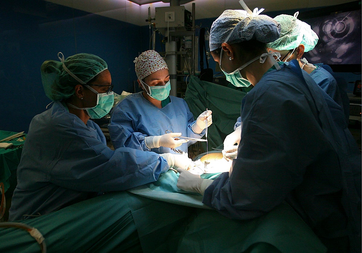 Varios sanitarios en quirófano en una imagen de archivo