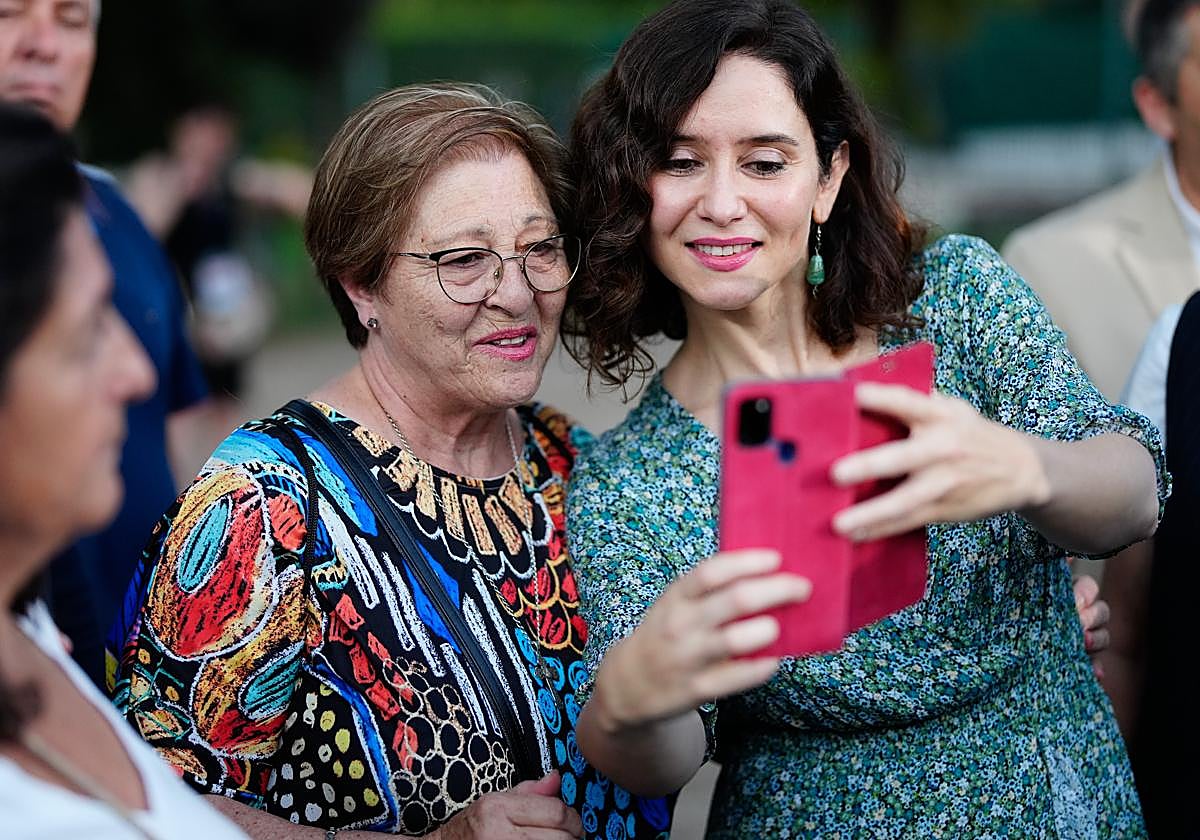 La presidenta de la Comunidad de Madrid, Isabel Díaz Ayuso, se hace un 'selfi' con una simpatizante