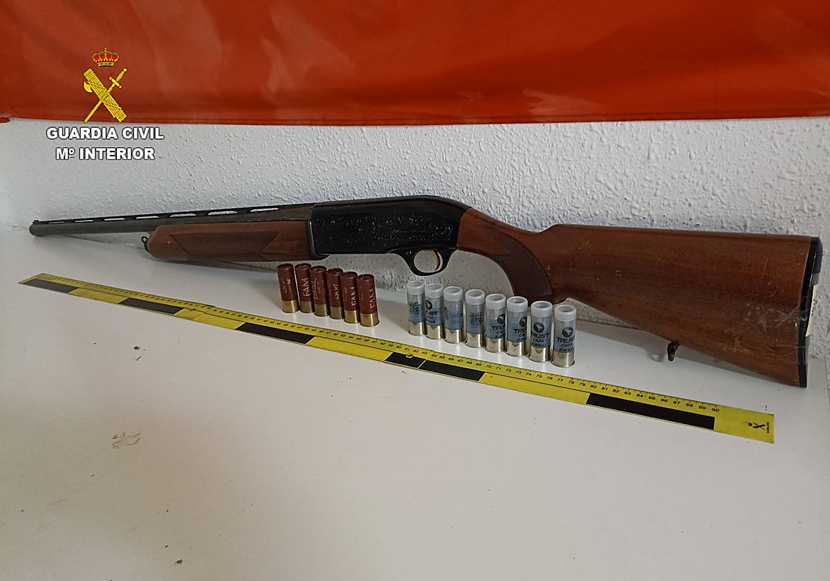 Imagen de la escopeta encontrada en el domicilio del detenido