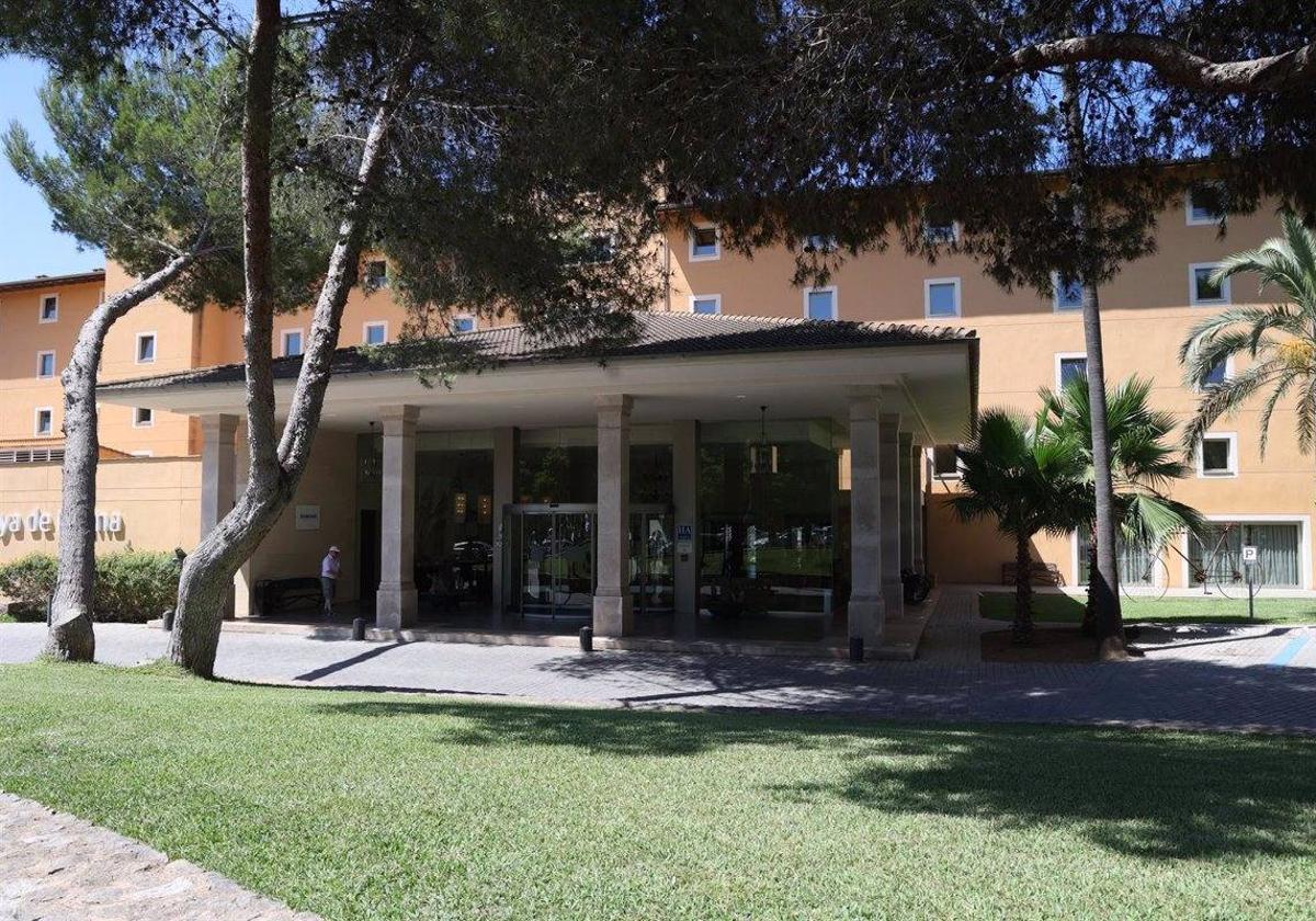 Fachada del hotel donde seis turistas presuntamente han violado a una joven, a 14 de julio de 2023, en Palma de Mallorca, Mallorca