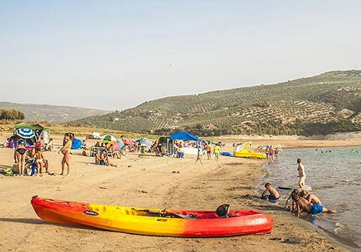 Playa del pantano de Iznájar, donde se pueden practicar múltiples deportes náuticos