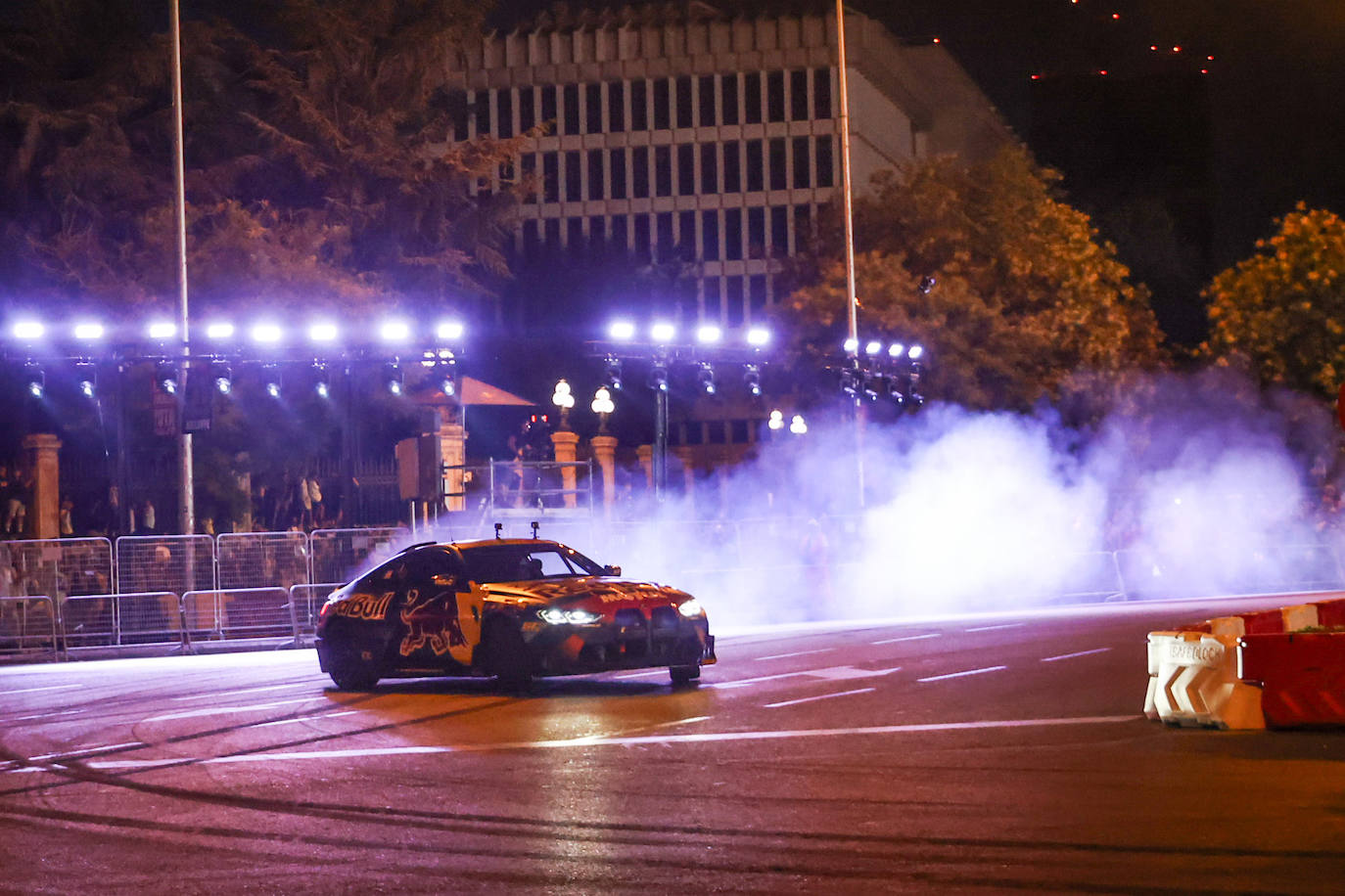 El coche de Red Bull derrapa en  la exhibición