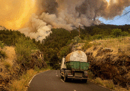 Evacúan el municipio de Puntagorda (La Palma) ante el avance del incendio forestal