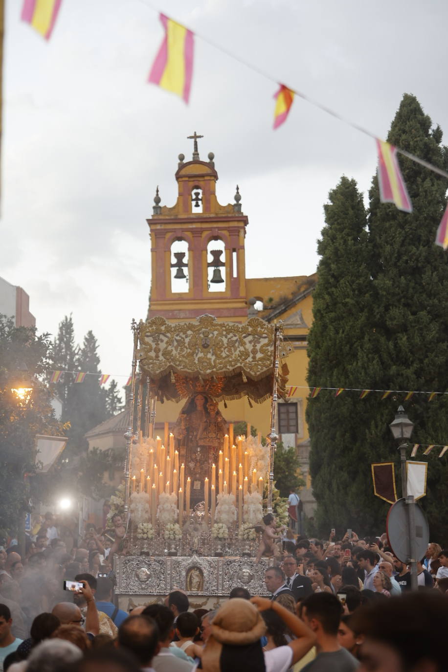 La Virgen del Carmen de San Cayetano de Córdoba siembra la alegría, en imágenes