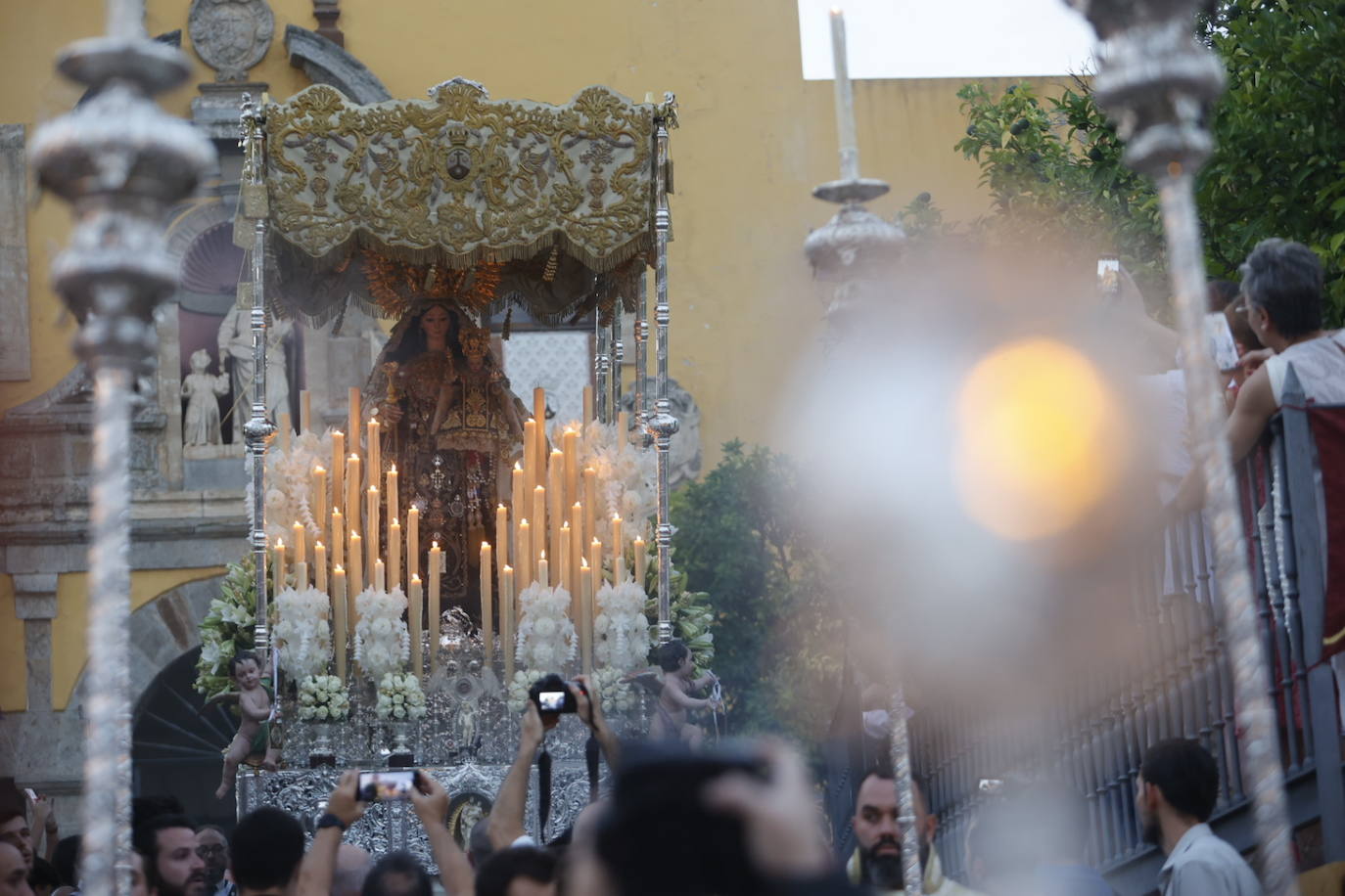 La Virgen del Carmen de San Cayetano de Córdoba siembra la alegría, en imágenes