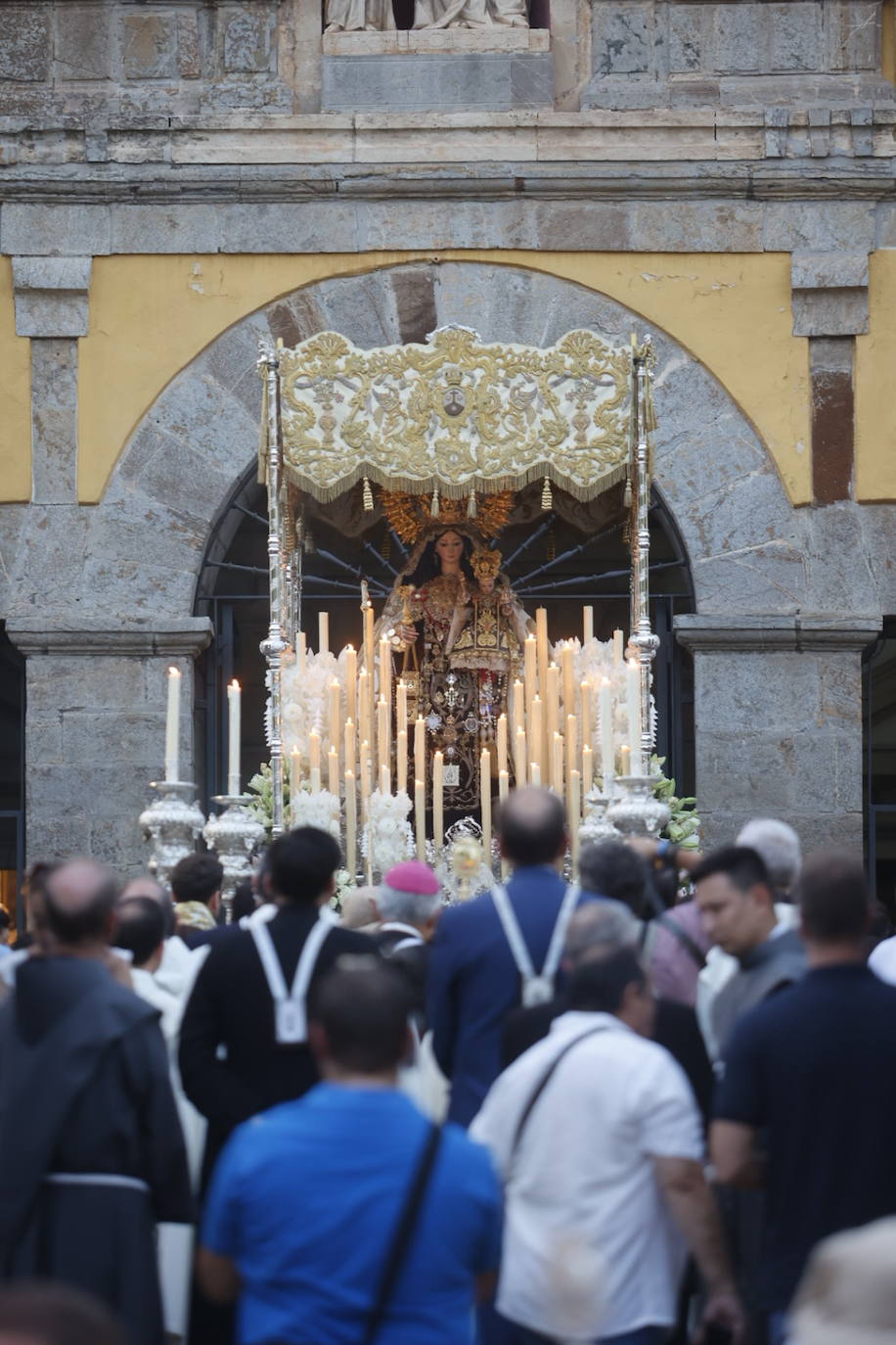 La Virgen del Carmen de San Cayetano de Córdoba siembra la alegría, en imágenes